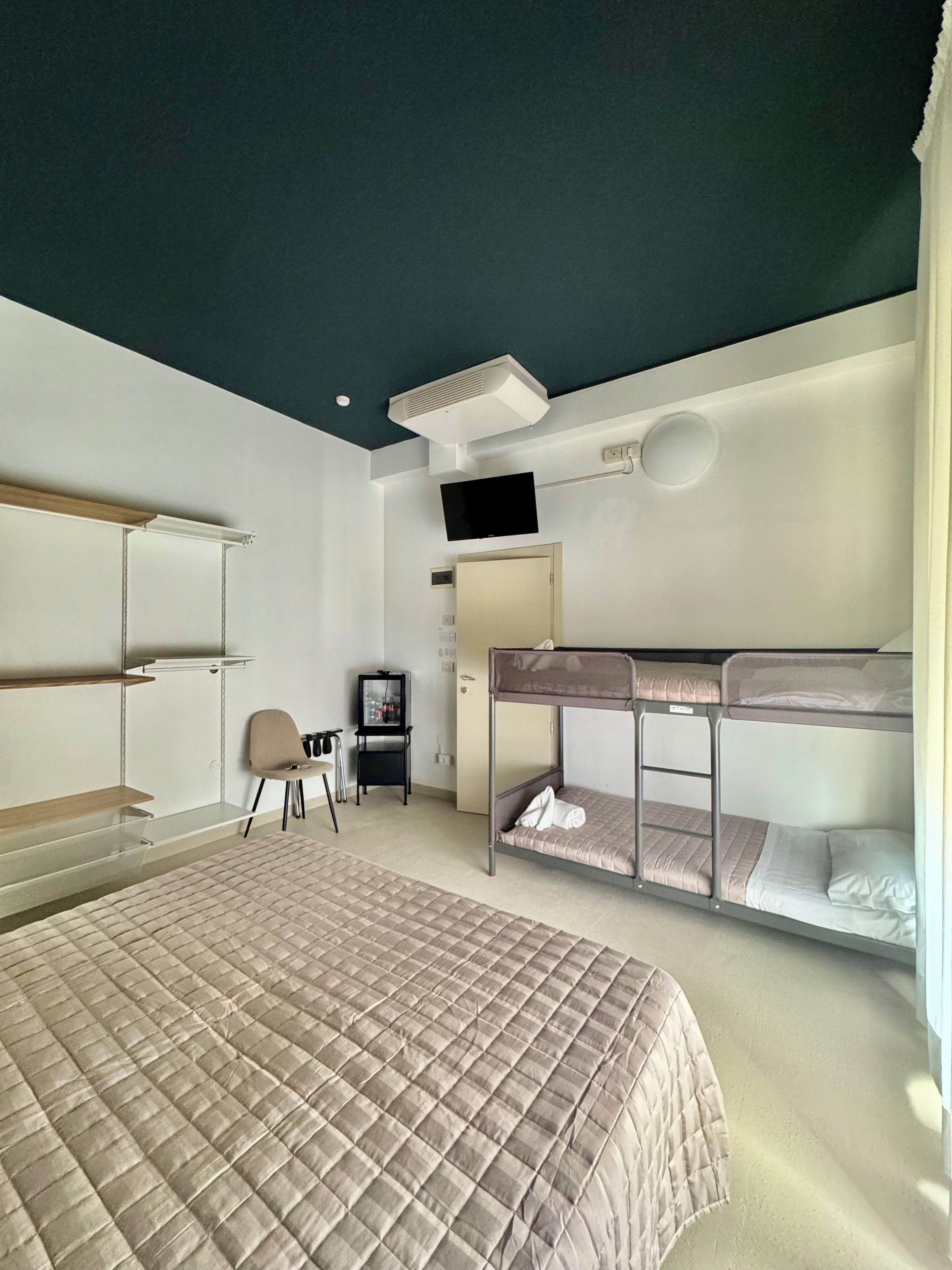 Værelse til 4 personer | Pengeskab på værelset, gratis Wi-Fi