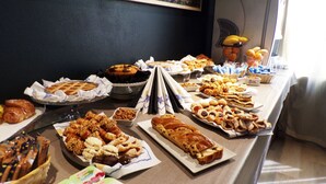 بوفيه فطور مجانًا يومي ًا