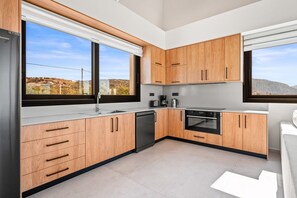 Fridge, oven, stovetop, dishwasher
