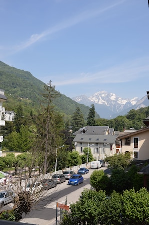 Doppia Superior, vista montagna | Una cassaforte in camera, una scrivania, postazione laptop