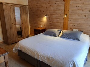 Comfort-Dreibettzimmer, Gartenblick | Zimmersafe, Schreibtisch, laptopgeeigneter Arbeitsplatz