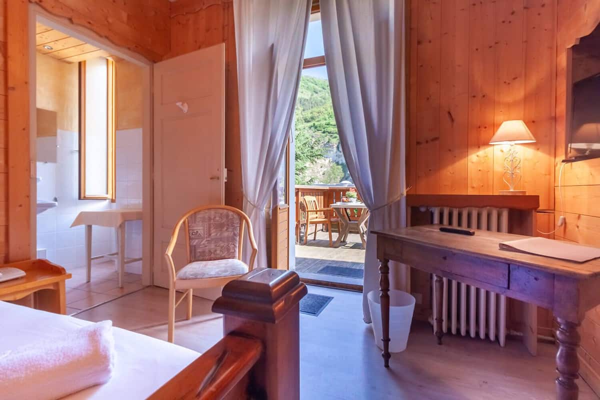 Doppia Superior, vista montagna | Una cassaforte in camera, una scrivania, postazione laptop