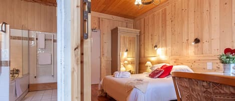 Habitación doble Confort, vista a la montaña | Caja de seguridad en la habitación y escritorio