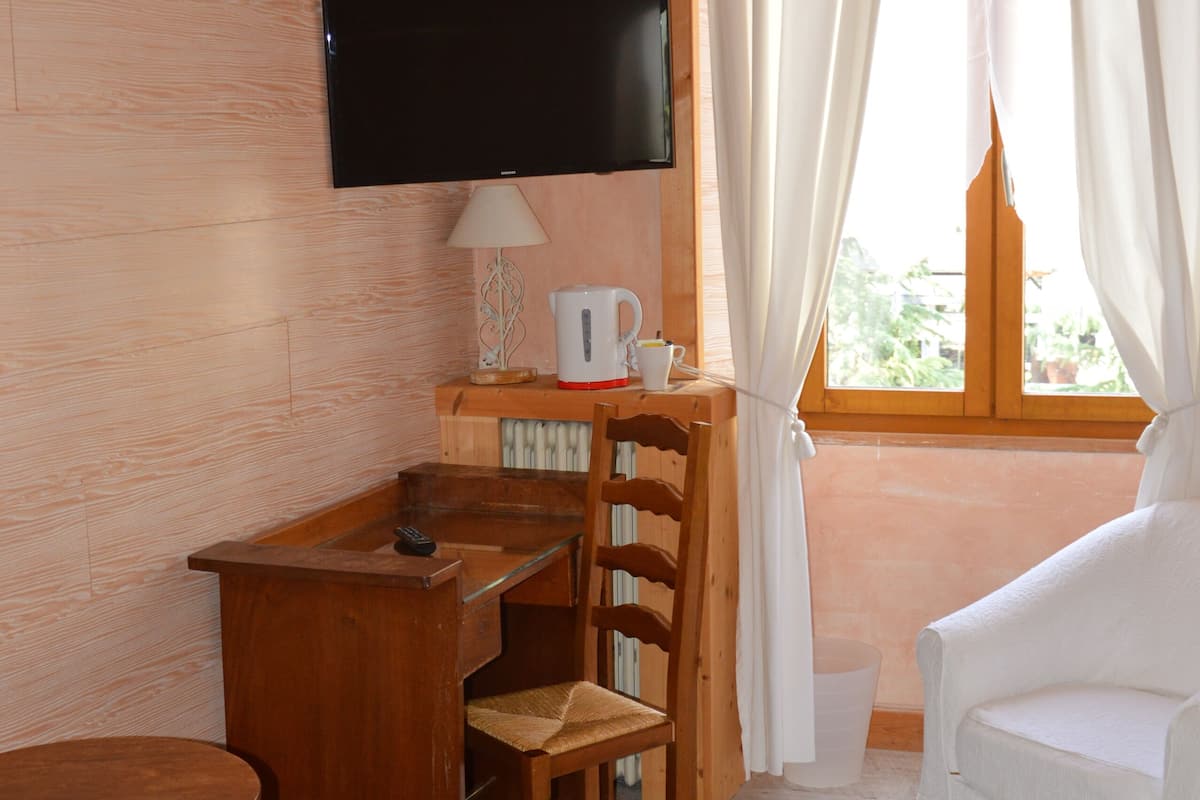 Singola Comfort, vista montagna | Una cassaforte in camera, una scrivania, postazione laptop