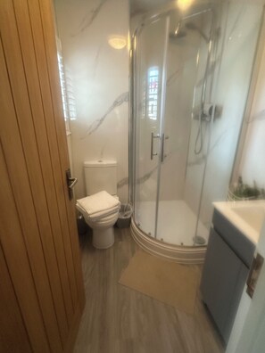 Een haardroger, handdoeken, zeep, toiletpapier