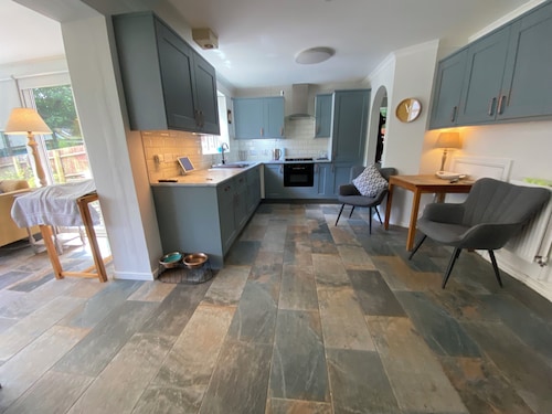 Charming Friendly bed & breakfast in serene north Cardiff with WiFi