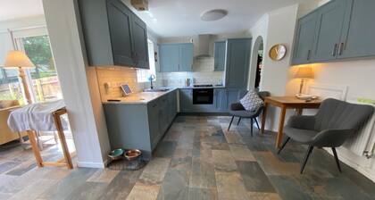 Charming Friendly bed & breakfast in serene north Cardiff with WiFi