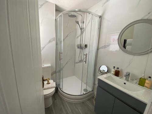 Charming Friendly bed & breakfast in serene north Cardiff with WiFi