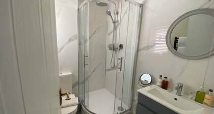 Charming Friendly bed & breakfast in serene north Cardiff with WiFi
