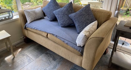 Charming Friendly bed & breakfast in serene Thornhill with WiFi