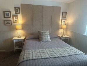 1 bedroom, iron/ironing board, free WiFi, bed sheets - Charming Friendly bed & breakfast in serene north Cardiff with WiFi (Thornhill)