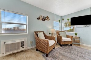 TV, offices - Waterview Corner Suite! Beach access & Heated Pool (Clearwater)