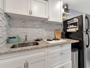 Réfrigérateur, micro-ondes, four, plaque de cuisson