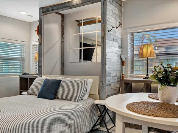 سرير سفر وواي فاي وملاءات أسرّة