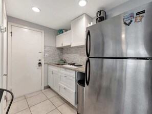 ثلاجة، ميكروويف، فرن، موقد طهي مسطح