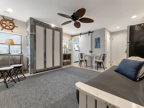 Ein modernes Schlafzimmer mit Bett, Schreibtisch und Stuhl.
