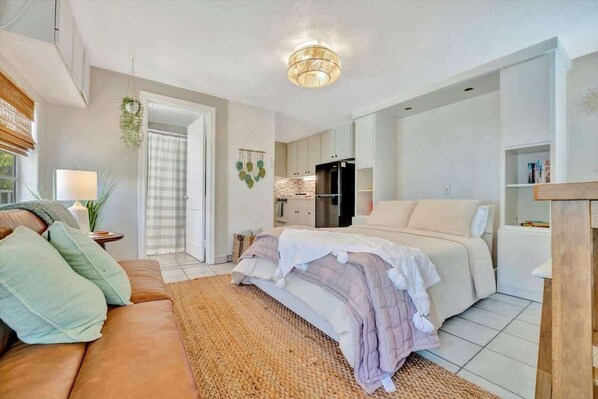 Travel crib, WiFi, bed sheets