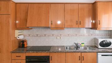 Een koelkast, een magnetron, een oven, een vaatwasser