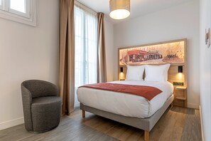 Chambre Élégance Double | Ylelliset vuodevaatteet, työpöytä