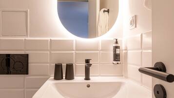 Habitación Confort | Baño | Regadera, secadora de cabello, toallas, jabón