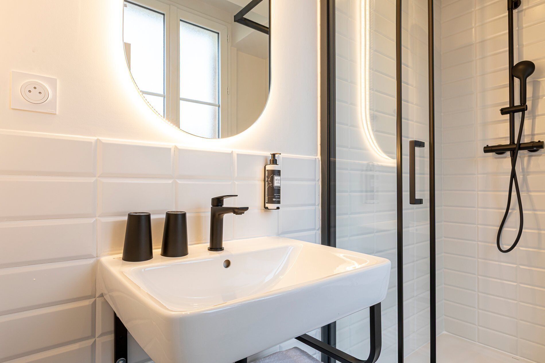 Suihku, hiustenkuivaaja, pyyhkeet, saippua