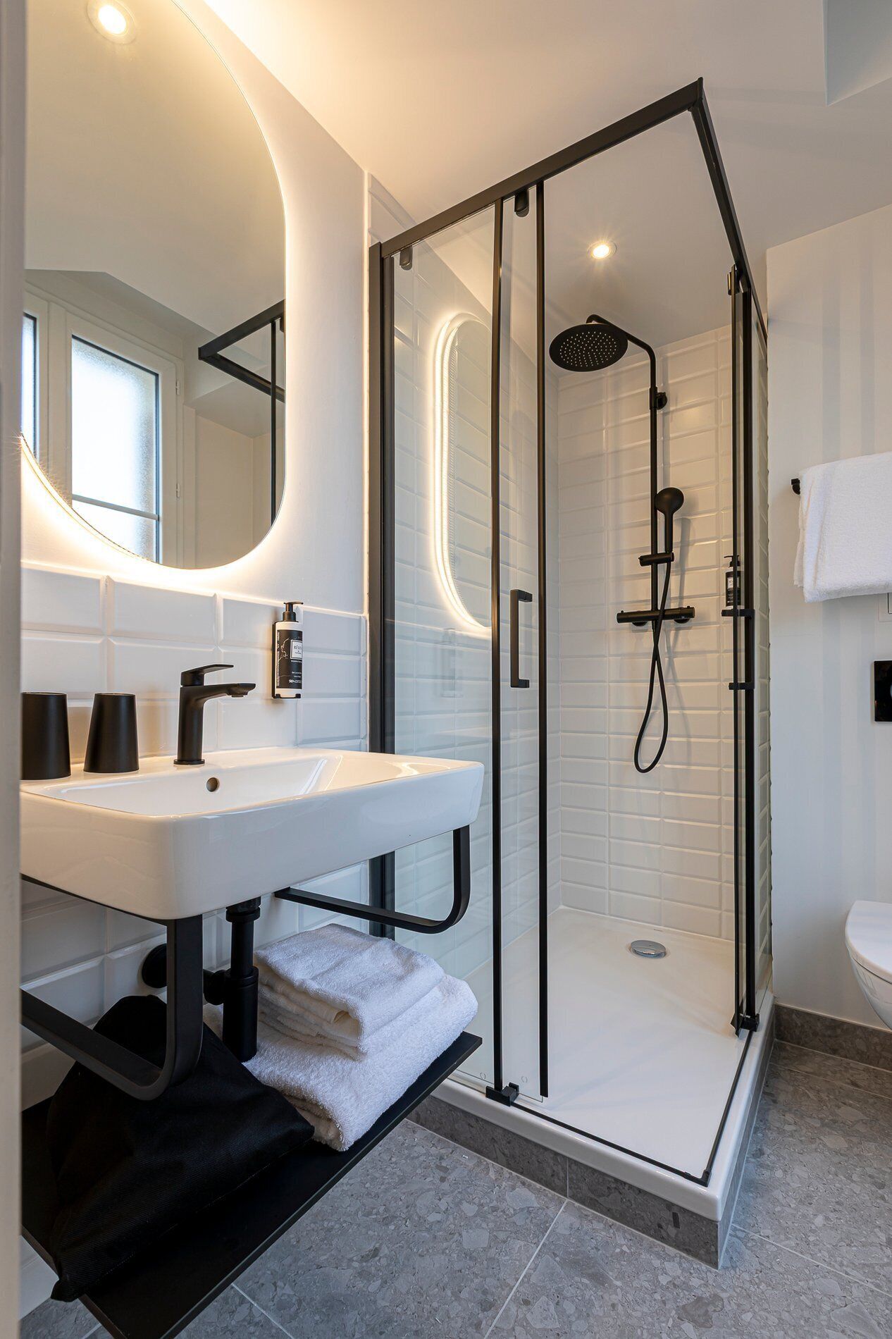 Chambre Élégance Twin | Premium bedding, desk, laptop workspace, free WiFi