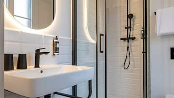 Chambre Élégance Twin | Ropa de cama de alta calidad y escritorio