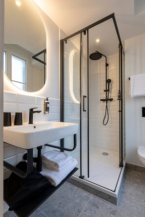 Chambre Élégance Twin | Premium bedding, desk, laptop workspace, free WiFi