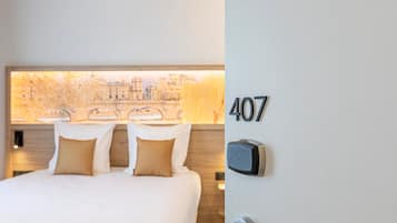 Signature tweepersoonskamer | Luxe beddengoed, een bureau, een laptopwerkplek, gratis wifi