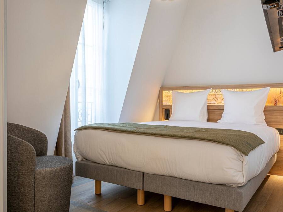 Chambre Élégance Triple | Roupas de cama premium, escrivaninha, espaço de trabalho para notebook