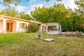 Property grounds - Villa "Bignone" with private pool, private terrace and Wi-Fi (Régusse)