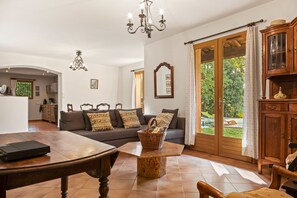 TV - Villa "Bignone" with private pool, private terrace and Wi-Fi (Régusse)
