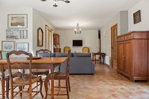 Interior - Villa 'Bignone' with Private Pool, Private Terrace and Wi-Fi (Régusse)