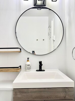 Een douche, een haardroger, handdoeken