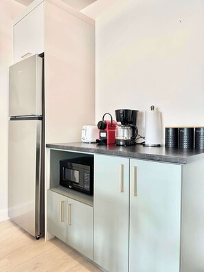 Fridge, microwave, oven, stovetop - The Good Life | 2 Beds | AC | Limoilou (Québec City)