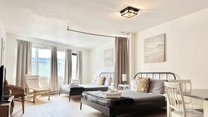Une chambre d’hôtel moderne avec deux lits, un bureau et une chaise.