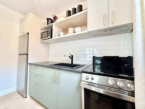 Frigorifero, microonde, forno, piano cottura