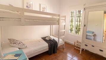 4 bedrooms, iron/ironing board, WiFi, bed sheets