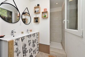 Shower - Holiday Home 'La Mouline' with Mountain View, Wi-Fi and Air Conditioning (Prat-Bonrepaux)