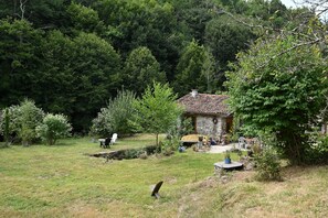 Property grounds - Holiday Home 'La Mouline' with Mountain View, Wi-Fi and Air Conditioning (Prat-Bonrepaux)
