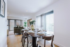 Dining - Leeds *Penthouse Vibes*  3 Bed sleeps 6 (Leeds)