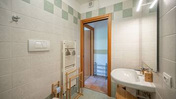 Een douche, een haardroger, een bidet, handdoeken