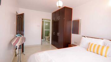Iron/ironing board, WiFi, bed sheets