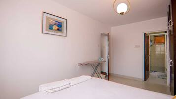 2 bedrooms, iron/ironing board, WiFi, bed sheets