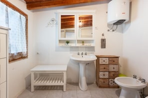 Shower, bidet, towels