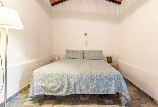 2 habitaciones y tabla de planchar con plancha 