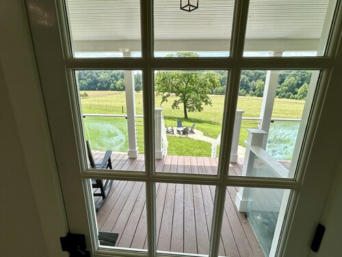 The Cowbell - 3-bedroom farmhouse in charming Berkeley Springs