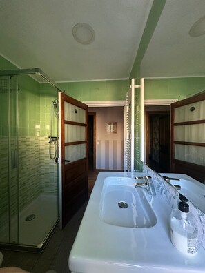 Hair dryer, towels, toilet paper - Cozy house with wonderful views and all services, ideal for families. (Pajares)