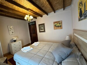 5 habitaciones, tabla de planchar con plancha, wifi y ropa de cama 