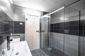 Bruser, hårtørrer, bidet, håndklæder